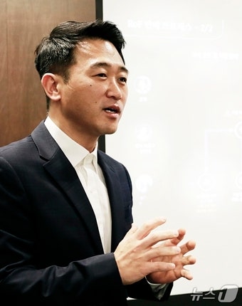 박지성 메르세데스-벤츠 코리아 리테일 오브 더 퓨처 프로세스 총괄 부장이 9일 서울 중구 본사 인근 식당에서 열린 기자 간담회에서 발언하는 모습(벤츠 코리아 제공) 2026.4.12/뉴스1