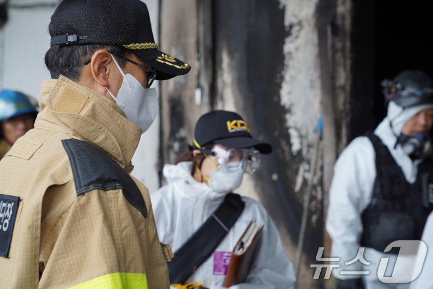 12일 오후 전남소방본부가 완도 냉동창고 화재 현장을 수습하고 있다. 앞서 이날 오전 8시 25분쯤 전남 완도군 군외면 원동리의 한 냉동창고에서 불이 나 소방대원 2명이 숨졌다. 
