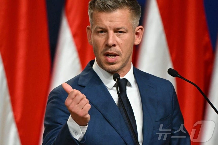 마자르 페테르(45) 티서당 대표가 13일(현지시간) 헝가리 부다페스트 훙엑스포 국제회의전시센터에서 기자회견을 하고 있다.전날 헝가리 총선에서 마자르 대표가 이끄는 중도우파 성향의 티서가 199석 중 138석을 확