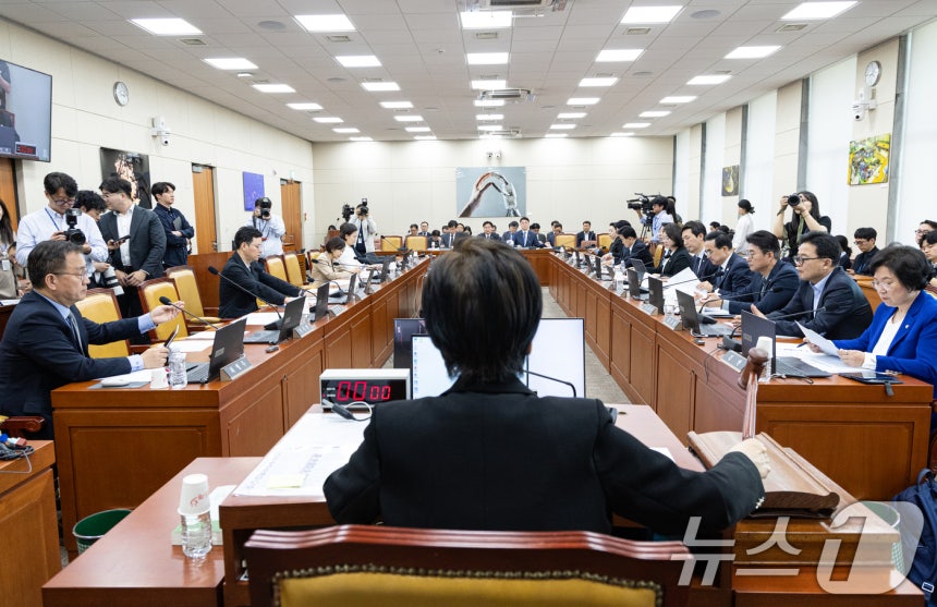 14일 서울 여의도 국회에서 열린 제434회국회(임시회) 과학기술정보방송통신위원회 제4차 전체회의에서 최민희 위원장이 의사진행을 하고 있다. 2026.4.14 ⓒ 뉴스1 이승배 기자