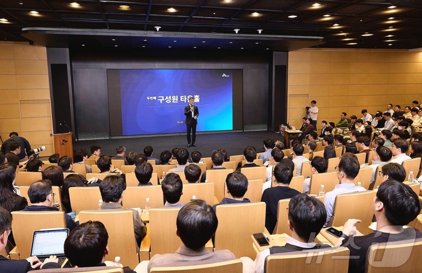 정재헌 SK텔레콤 대표가 21일 본사에서 타운홀 미팅을 개최했다. (SK텔레콤 제공)