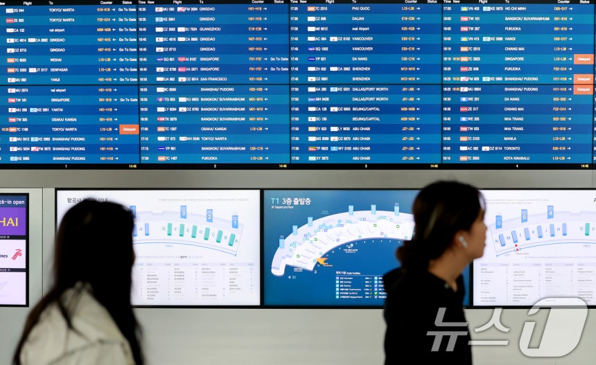 중동 사태에 장기화로 국제선 항공권의 유류할증료가 사상 최고 수준으로 치솟은 16일 인천국제공항 제1여객터미널 출국장에서 여행객들이 이동하고 있다.이날 항공업계에 따르면 5월 발권 국제선 항공권에는 유류할증료가 최