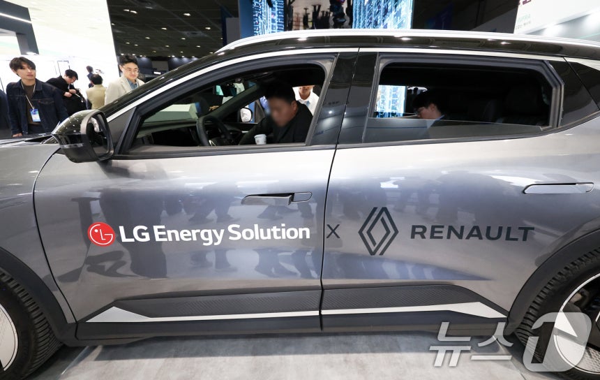 11일 서울 코엑스에서 열린 인터배터리 2026에서 LG에너지솔루션 부스를 찾은 사람들이 LG에너지솔루션 배터리를 탑재한 르노 전기차를 살펴보고 있다.2026.3.11 ⓒ 뉴스1 최지환 기자
