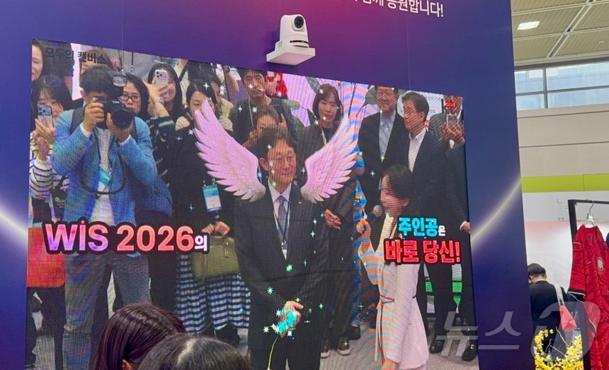 박윤영 KT 대표가 22일 서울 코엑스에서 열린 월드IT쇼에서 부스를 둘러보고 있다. ⓒ 뉴스1 이민주 기자