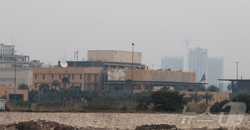 지난 3월 14일(현지시간) 미사일 공격을 받은 이라크 바그다그 주재 미국 대사관.2026.3.14 ⓒ 로이터=뉴스1