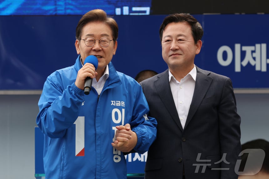 2025년 5월 17일 당시 이재명 더불어민주당 대통령 후보가 광주 서구 김대중컨벤션센터 광장에서 열린 집중유세에서 국민의힘 탈당 후 개혁신당 정책위의장을 맡았던 김용남 전 의원과 포옹하고 있다. (공동취재)2025
