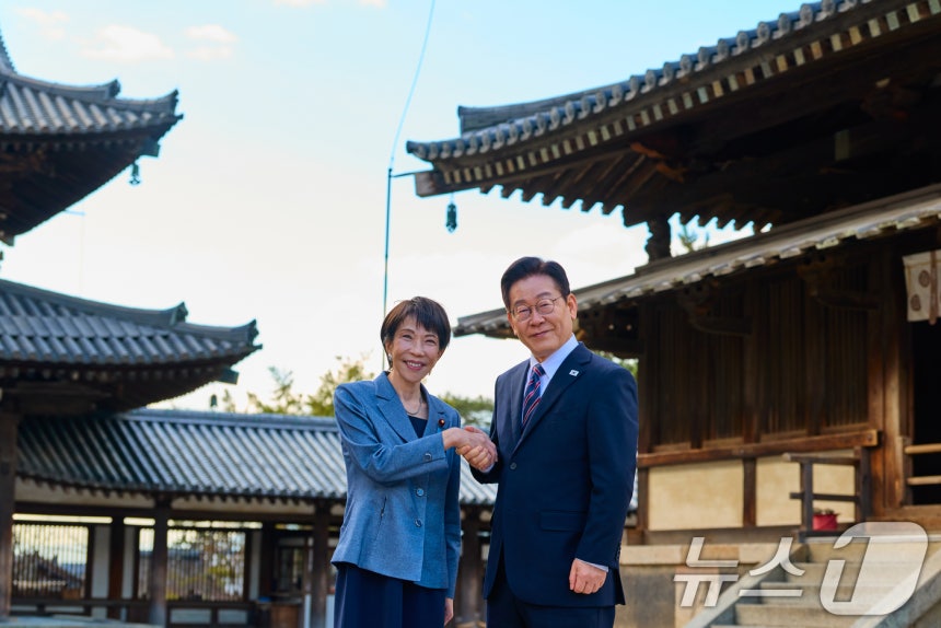 이재명 대통령과 다카이치 사나에 일본 총리가 지난 1월 14일 일본 나라현 호류지에서 손을 잡고 있다. (공동취재) 2026.1.14 ⓒ 뉴스1 이재명 기자