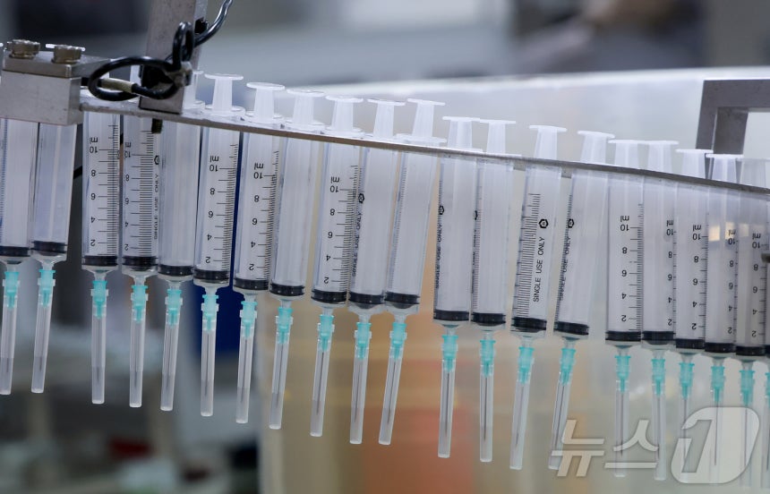 15일 오후 경기 안산시 단원구 한국백신에서 직원들이 주사기 제품을 만들고 있다.(공동취재) 2026.4.15 ⓒ 뉴스1 김영운 기자