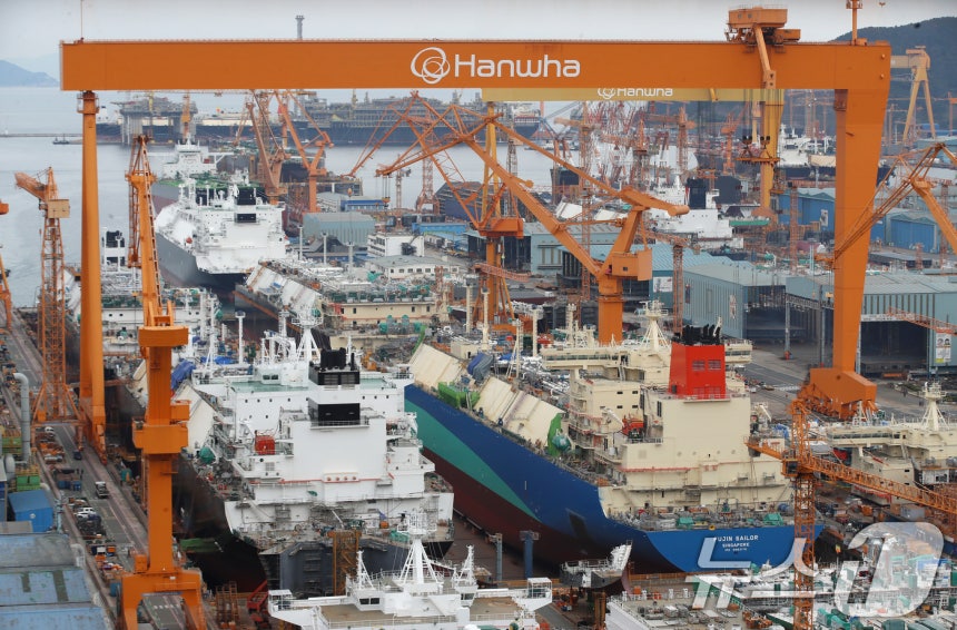 경남 거제시 한화오션 거제사업장에 대형 크레인과 건조 중인 선박이 보이고 있다.2025.10.30 ⓒ 뉴스1 윤일지 기자