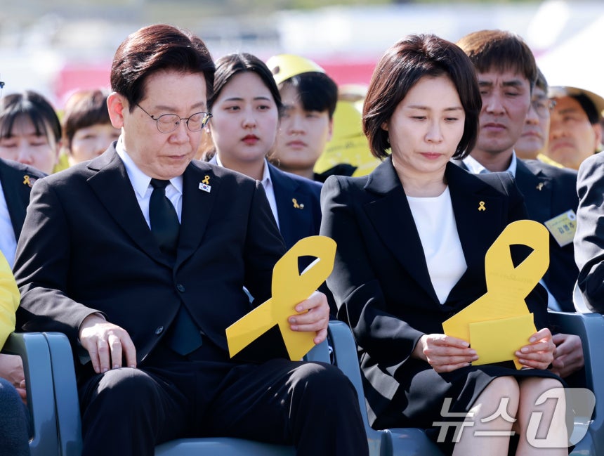 이재명 대통령과 김혜경 여사가 16일 경기 안산 단원구 화랑유원지에서 열린 세월호 참사 12주기 기억식에서 편지 낭독을 듣고 있다. (청와대통신사진기자단) 2026.4.16 ⓒ 뉴스1 허경 기자
