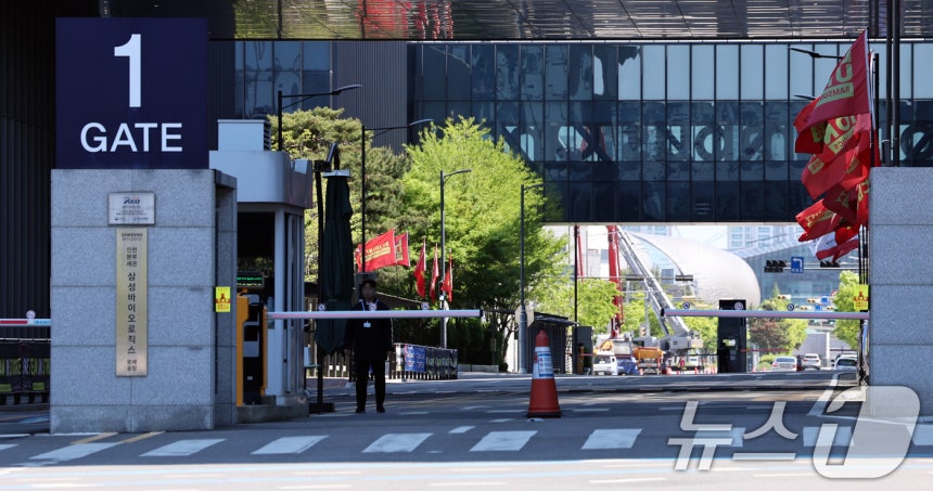 삼성바이오로직스 노조가 전면파업을 시작한지 나흘째인 4일 인천 송도 삼성바이오로직스 본사에 노조 깃발이 펄럭이고 있다.2026.5.4 ⓒ 뉴스1 구윤성 기자