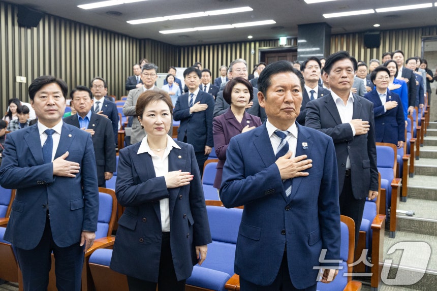 정청래 더불어민주당 대표를 비롯한 의원들이 7일 서울 여의도 국회에서 열린 의원총회에서 국민의례를 하고 있다.2026.5.7 ⓒ 뉴스1 유승관 기자