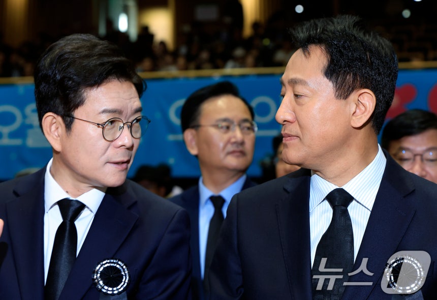 정원오 더불어민주당 서울시장 후보(왼쪽)와 오세훈 국민의힘 서울시장 후보가 18일 오전 서울 중구 서울시청 다목적홀에서 열린 5.18민주화운동 제46주년 서울기념식에서 대화를 나누고 있다. 2026.5.18 ⓒ 뉴스