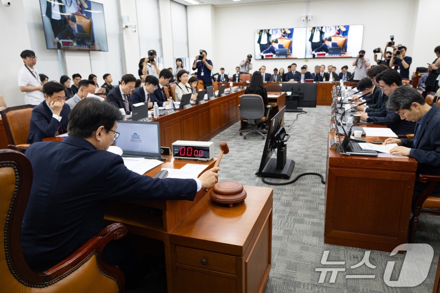 권칠승 국회 행정안전위원장이 18일 서울 여의도 국회에서 열린 제435회 국회(임시회) 행정안전위원회 제1차 전체회의에서 의사봉을 두드리고 있다. 2026.5.18 ⓒ 뉴스1 유승관 기자
