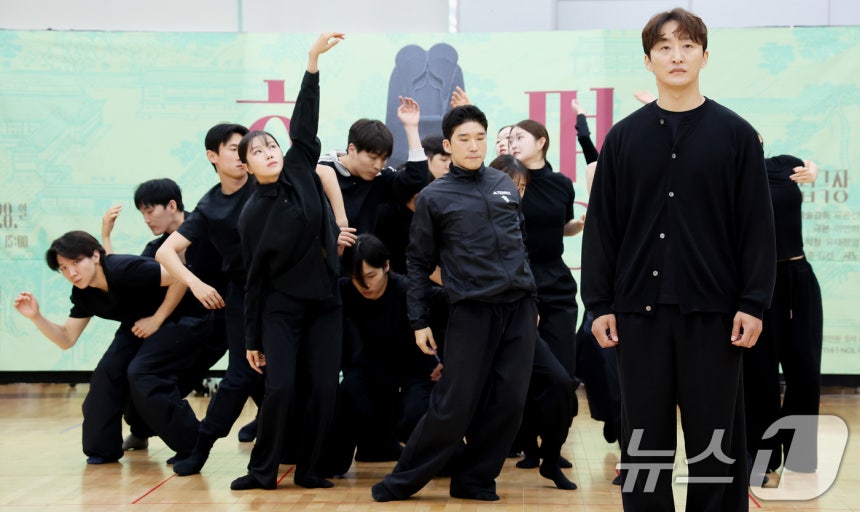 이광복(맨 오른쪽)을 비롯한 배우들이 19일 오후 서울 중구 국립극장 뜰아래연습장에서 열린 국립창극단 신작‘효명’라운드 인터뷰에서 작품 일부를 시연하고 있다‘효명’은 예술과 정치 사이에서 갈등한 효명세자의 삶