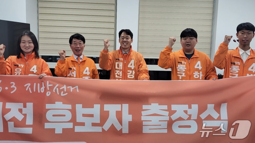 개혁신당 강희린 대전시장 후보가 21일 오후 시의회 기자실에서 기초의원 후보들과 출정식을 갖고 있다.(박종명 기자) / 뉴스1