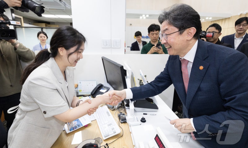 <b>국민</b>참여<b>성장펀드</b> 첫날, 줄줄이 완판…'공격적 투자자' 이억원도 가입