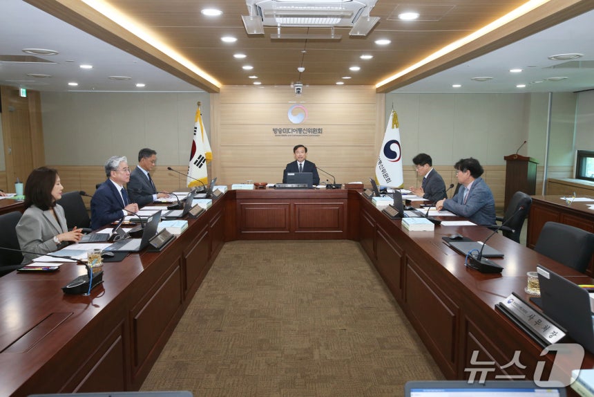 김종철 방송미디어통신위원장(가운데)이 22일 정부과천청사에서 '2026년 제12차 전체회의'를 진행하고 있다. (방미통위 제공)