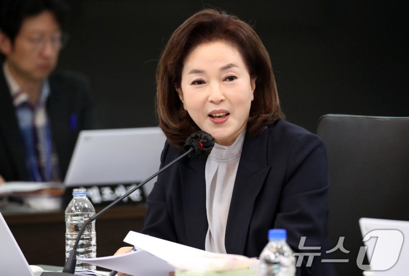 김민전, <b>스타벅스</b> 논란에 "물<b>탱크</b> 있는 집도 다 수사하나"