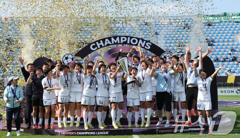 사상 첫 아시아 정상 찍은 北 내고향축구단, 경기장 열기 장난 아니야