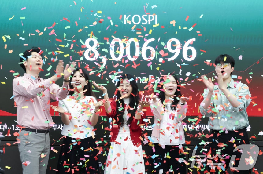 코스피가 장중 사상 처음으로 8000선을 돌파한 지난 15일 오전 서울 중구 하나은행 딜링룸에서 직원들이 축하 세레머니를 하고 있다.2026.5.15 ⓒ 뉴스1 임지훈 인턴기자