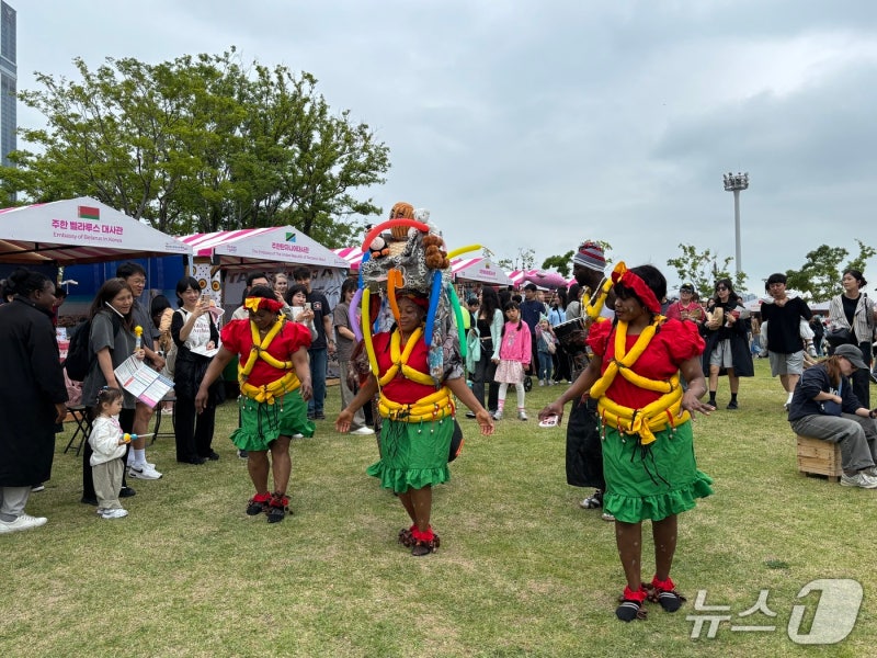 비바람에도 부산 북항 달군 세계시민축제…K-팝부터 전통놀이까지