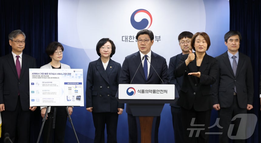 노연홍 한국제약바이오협회 회장이 26일 서울 종로구 정부서울청사에서 열린 식품의약품안전처의 의료제품 허가·심사혁신 브리핑에서 발언하고 있다.2026.5.26 ⓒ 뉴스1 김성진 기자