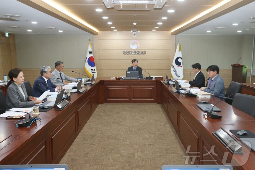 김종철 방송미디어통신위원장이 8일 정부과천청사에서 2026년 제7차 방송미디어통신위원회 전체회의를 개최하고 있다. (방송미디어통신위원회 제공. 재판매 및 DB 금지) 2026.5.8 ⓒ 뉴스1