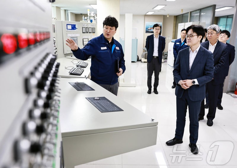 김정관 장관, 핵심 기자재 기술개발 현장 방문