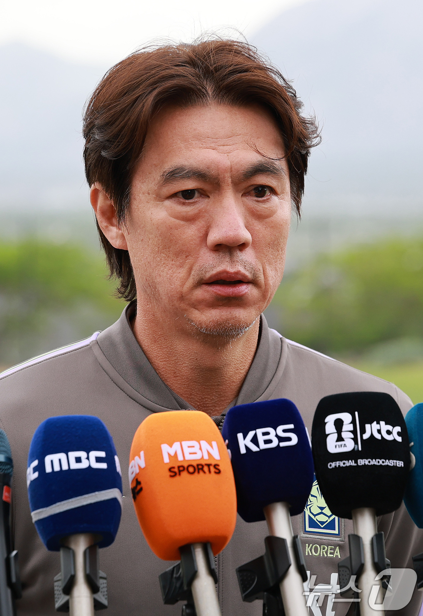 <b>인터뷰</b>하는 <b>홍명보 감독</b>