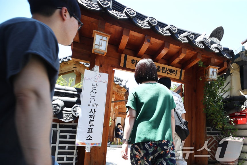 제9회 전국동시지방선거 사전투표 둘째 날인 30일 유권자들이 대구 중구 복합문화공간 하누리어울림센터에 마련된 남산2동 사전투표소를 찾고 있다.2026.5.30 ⓒ 뉴스1 공정식 기자