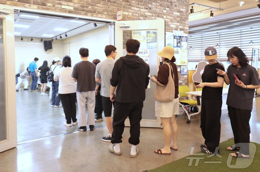 사전투표 마지막 날인 30일 울산 남구 차오름센터에 마련된 사전투표소에 유권자들의 줄이 이어지고 있다.2026.5.30 ⓒ 뉴스1 김세은 기자