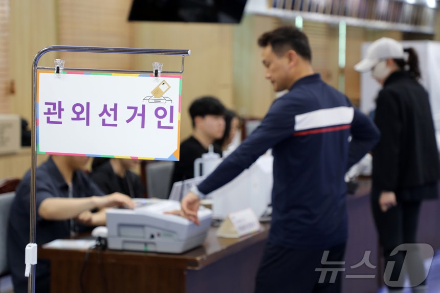 제9회 전국동시지방선거 사전투표 둘째 날인 30일 오전 제주도의회 의원회관 1층 대회의실에 마련된 제주시 연동 사전투표소에 유권자들의 발길이 이어지고 있다.2026.5.30 ⓒ 뉴스1 오미란 기자