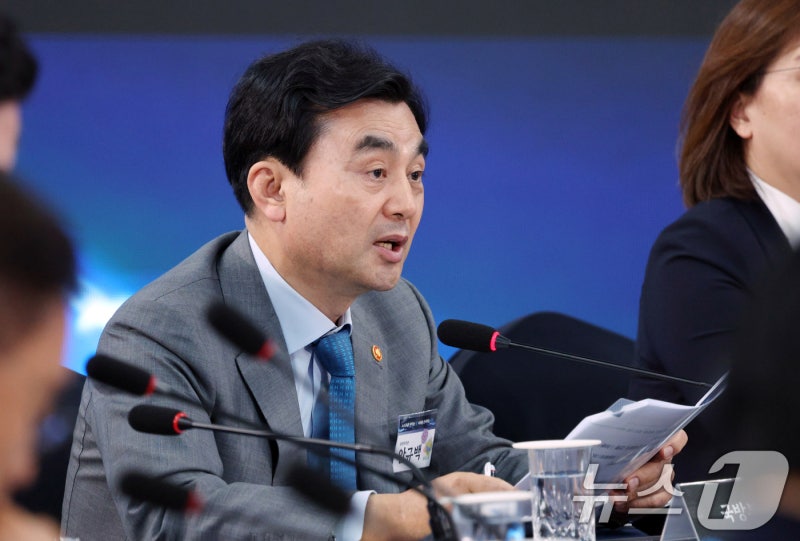 <b>안규백</b> "호르무즈 현실적 기여 방안 검토…동맹·자주국방 강화 병행"