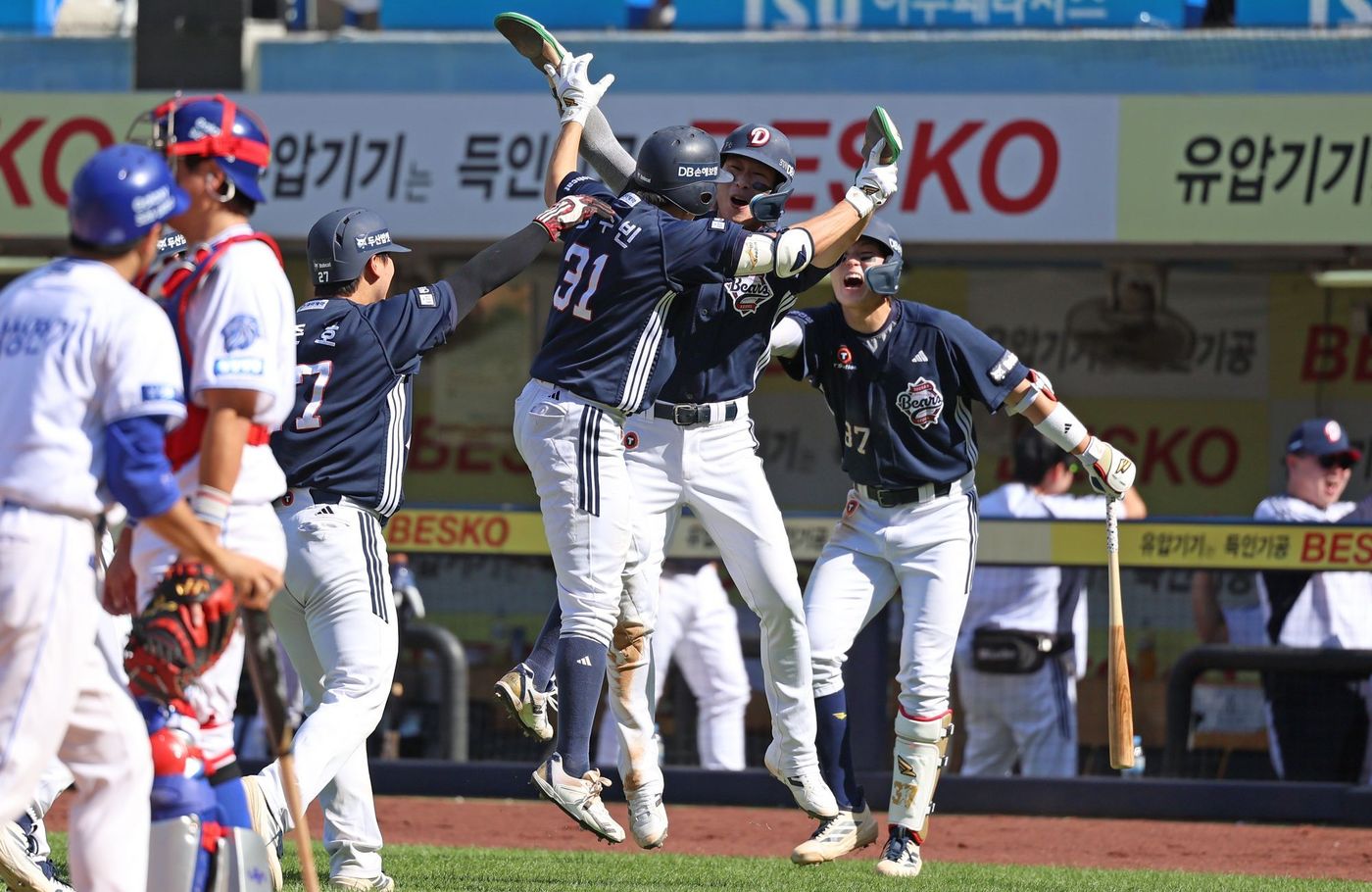 <b>두산</b>, 24년 만에 역대 2번째 '연이틀 <b>역전 만루포</b>' 승리