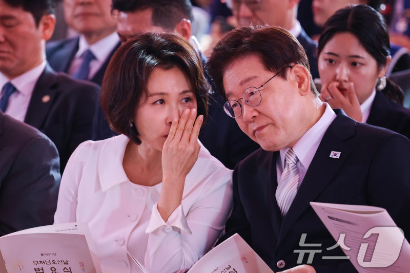 [李정부 1년] 김건희와 180도 달랐다…김혜경 여사 '조용한 내조'