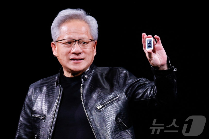 젠슨 황 엔비디아 최고경영자(CEO)가 1일(현지시간) 대만 타이베이 뮤직센터에서 ‘GTC 타이베이’ 키노트 연설을 통해 차세대 AI 칩 'N1X'를 공개하고 있다.2026.6.1 ⓒ 로이터=뉴스1