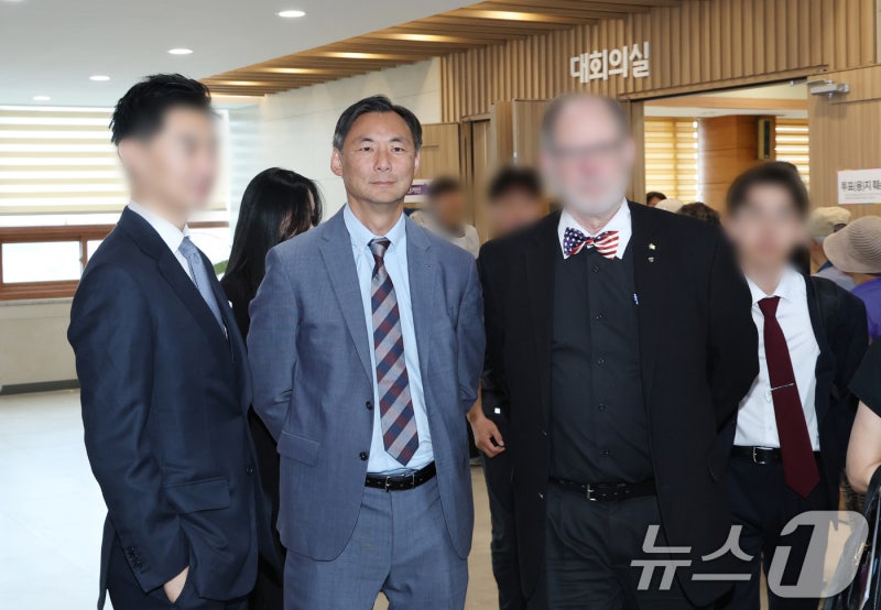 '부정선거론' <b>모스 탄</b>, 출국금지 <b>취소소송</b> 제기