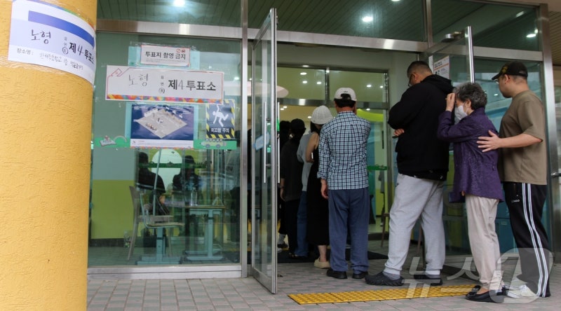 [<b>투표율</b>] 지방선거 오전 7시 현재 2.0%…4년 전보다 0.3%p↑