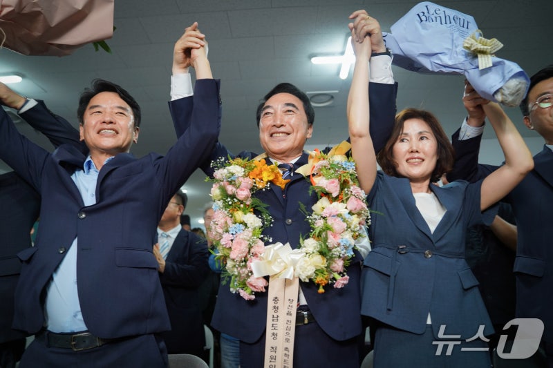 [6·3 지선] <b>박수현</b> 민주 <b>충남지사</b> 후보 <b>당선</b>…"내주 월요일부터 인수위...