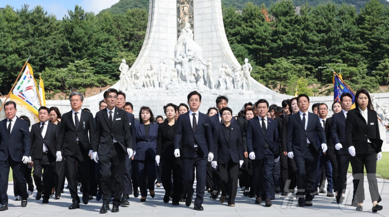 지방선거 당선인 <b>현충원</b> 참배