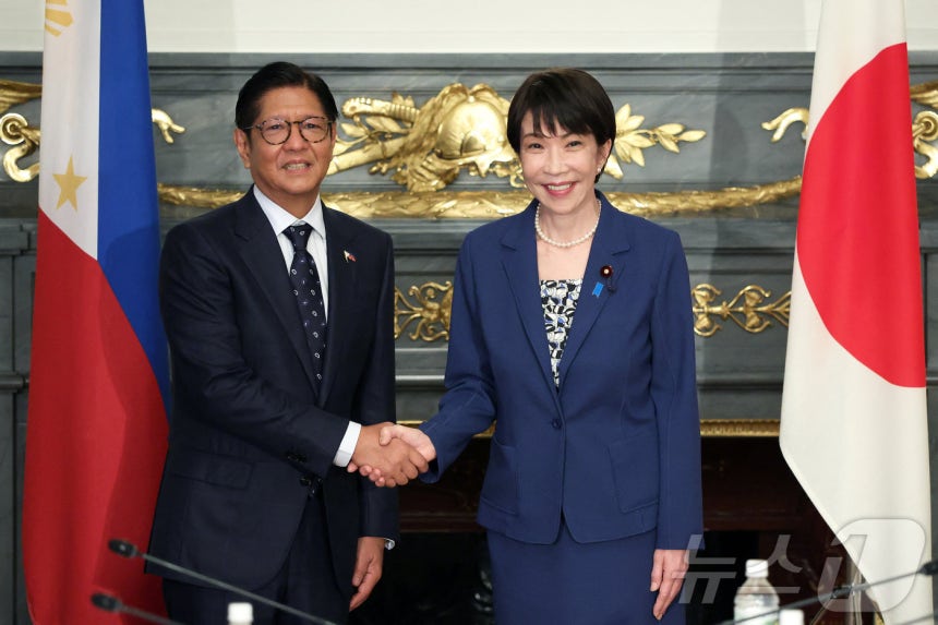 다카이치 사나에 일본 총리(오른쪽)와 페르디난드 마르코스 필리핀 대통령(왼쪽)이 28일 도쿄 모토아카사카의 영빈관에서 정상회담을 하고 있다.2026.5.28.ⓒ 뉴스1 ⓒ 로이터=뉴스1