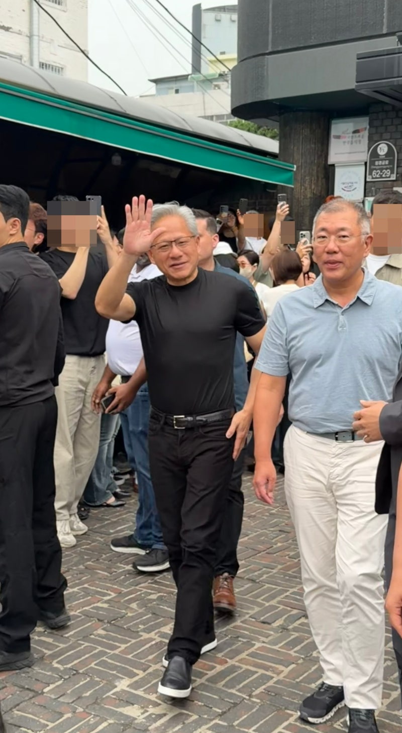 젠슨 황, 정의선 회장과 '냉면 회동'…<b>우래옥</b> 찾았다