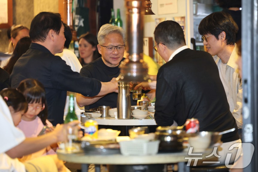 젠슨 황 엔비디아 최고경영자(CEO)가 5일 오후 서울 마포구 홍익대학교 인근의 삼겹살 음식점 '형님저요'에서 최태원 SK그룹 회장과 구광모 LG그룹 회장,이해진 네이버 의장과 회동을 하고 있다.2026.6.5 