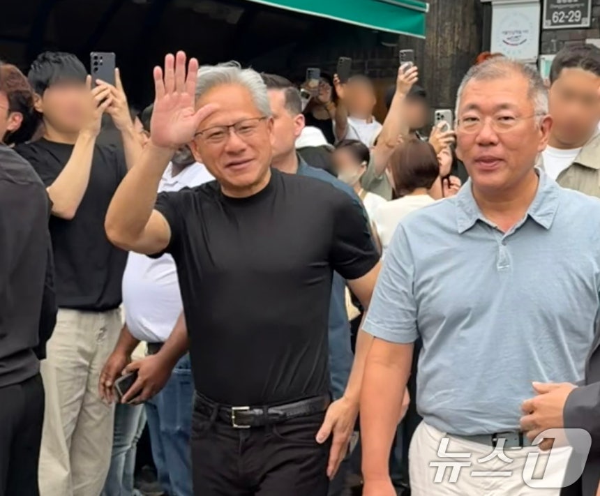 젠슨 황 엔비디아 CEO와 정의선 현대자동차그룹 회장이 7일 서울 을지로 우래옥에서 오찬 회동 후 나서고 있다. (독자제공, 재판매 및 DB금지) 2026.6.7 ⓒ 뉴스1