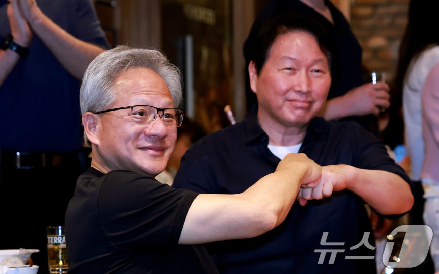 젠슨 황 엔비디아 최고경영자(CEO)와 최태원 SK그룹 회장이 7일 오후 서울 강남구 깐부치킨 삼성점에서 '치맥 회동'을 하고 있다. 2026.6.7 ⓒ 뉴스1 이호윤 기자