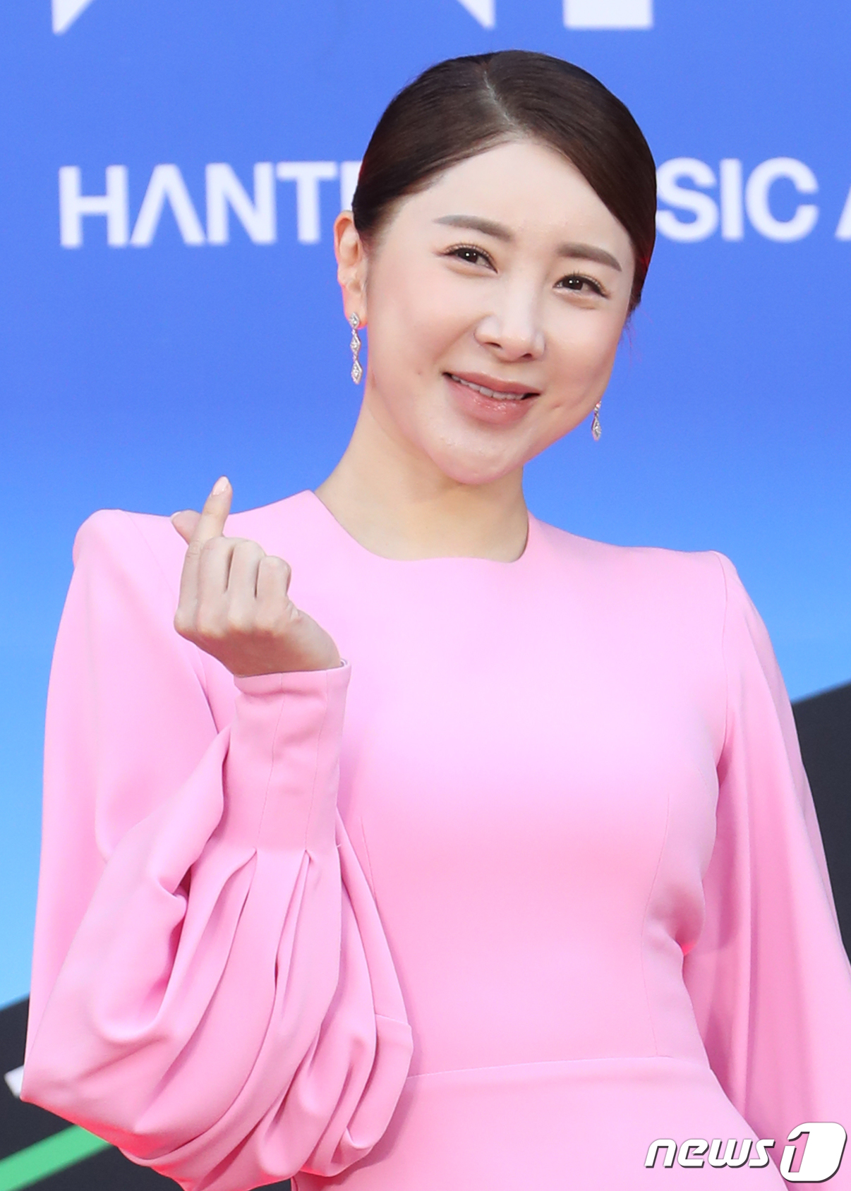 "행복만 하세요"…'<b>최지훈 대표</b>와 결혼' 서인영, 2년만의 재혼 발표에 응...