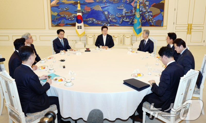 靑 "4부요인, 국민 신뢰 회복할 <b>선거관리 대개혁</b>방안 마련키로"
