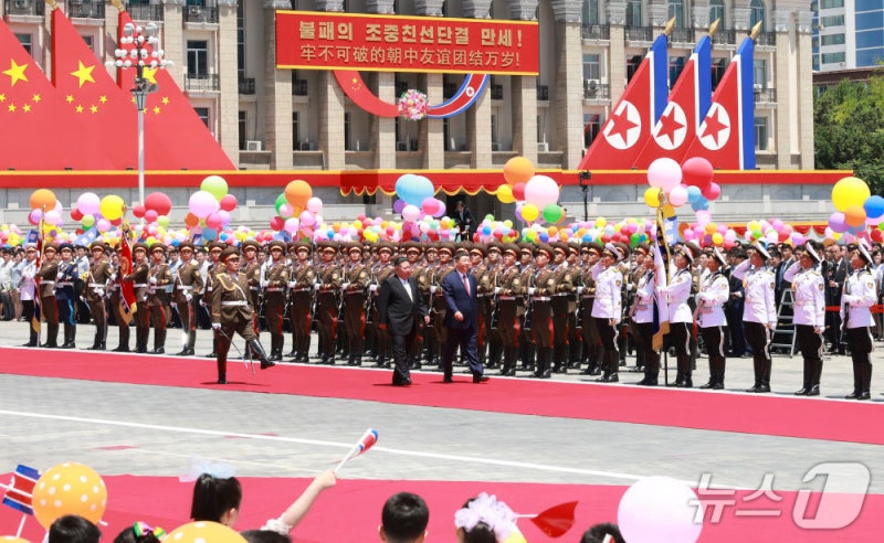 시진핑-김정은 <b>평양 정상회담</b>서 양국관계 논의…곧 환영 만찬
