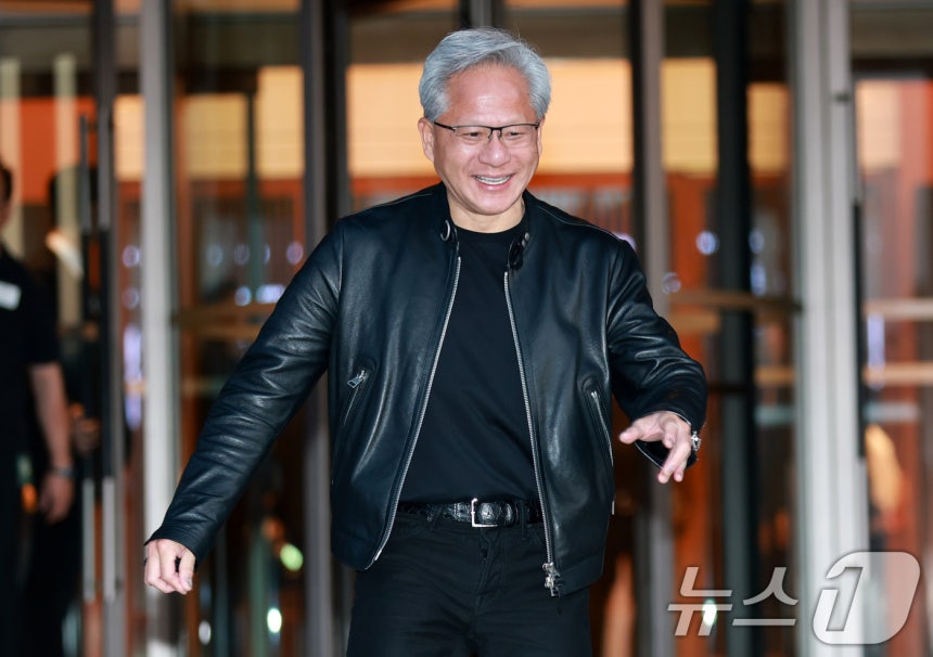 젠슨 황 엔비디아 최고경영자(CEO)가 8일 서울 중구 신라호텔에서 열린 '엔비디아 코리아 AI 에코시스템 리셉션'을 마친 후 취재진의 질의에 답하고 있다. (공동취재) 2026.6.8 ⓒ 뉴스1 김민지 기자